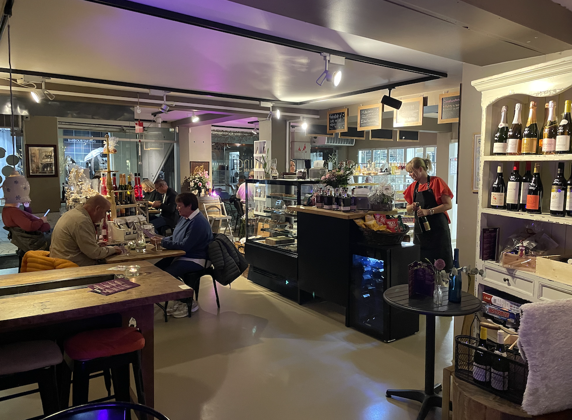 »Jeg havde aldrig turde at regne med fuldt hus« – 22-årig vinbarejer får flyvende start i Middelfart