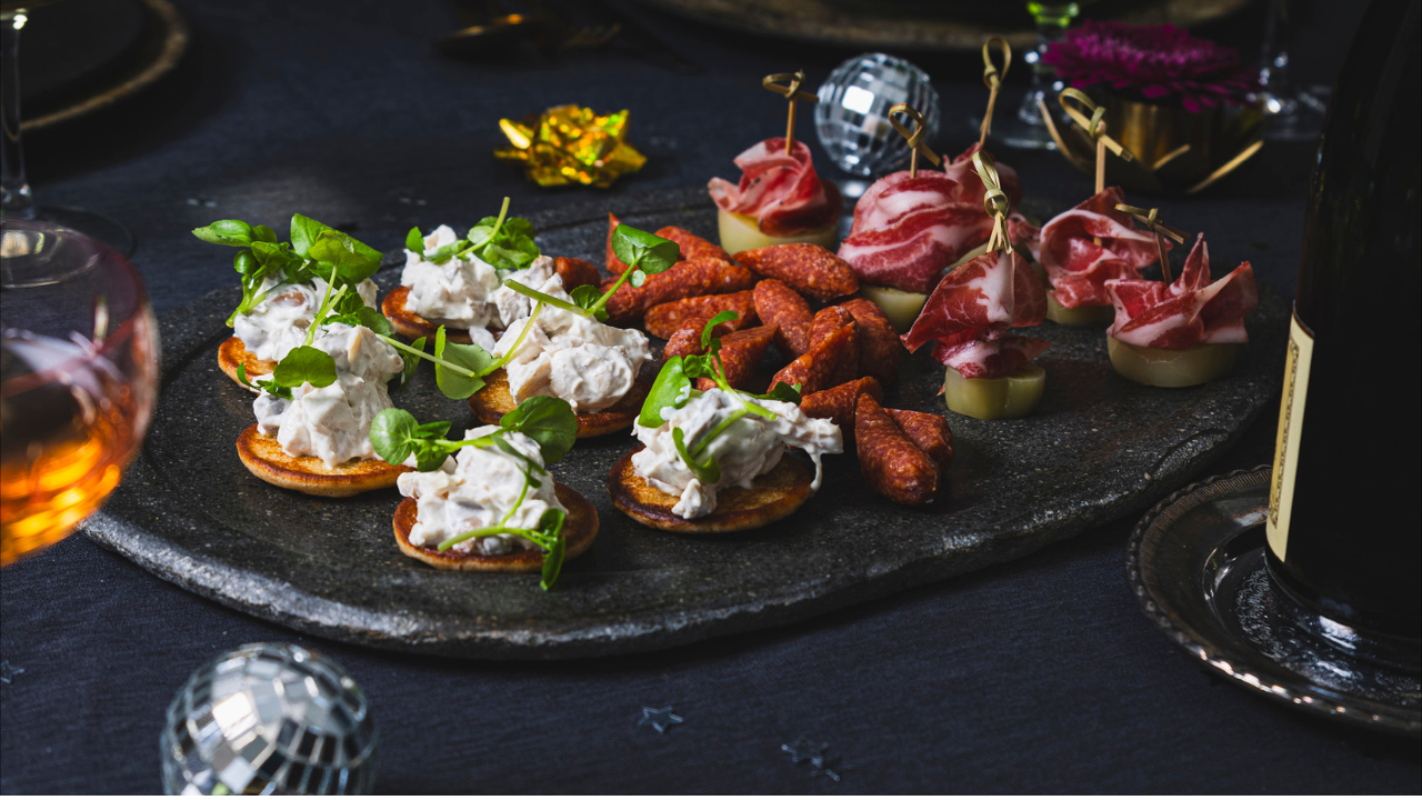 Nytåret simrer hos slagteren: Frank Gregersen gør klar til årets store festaften