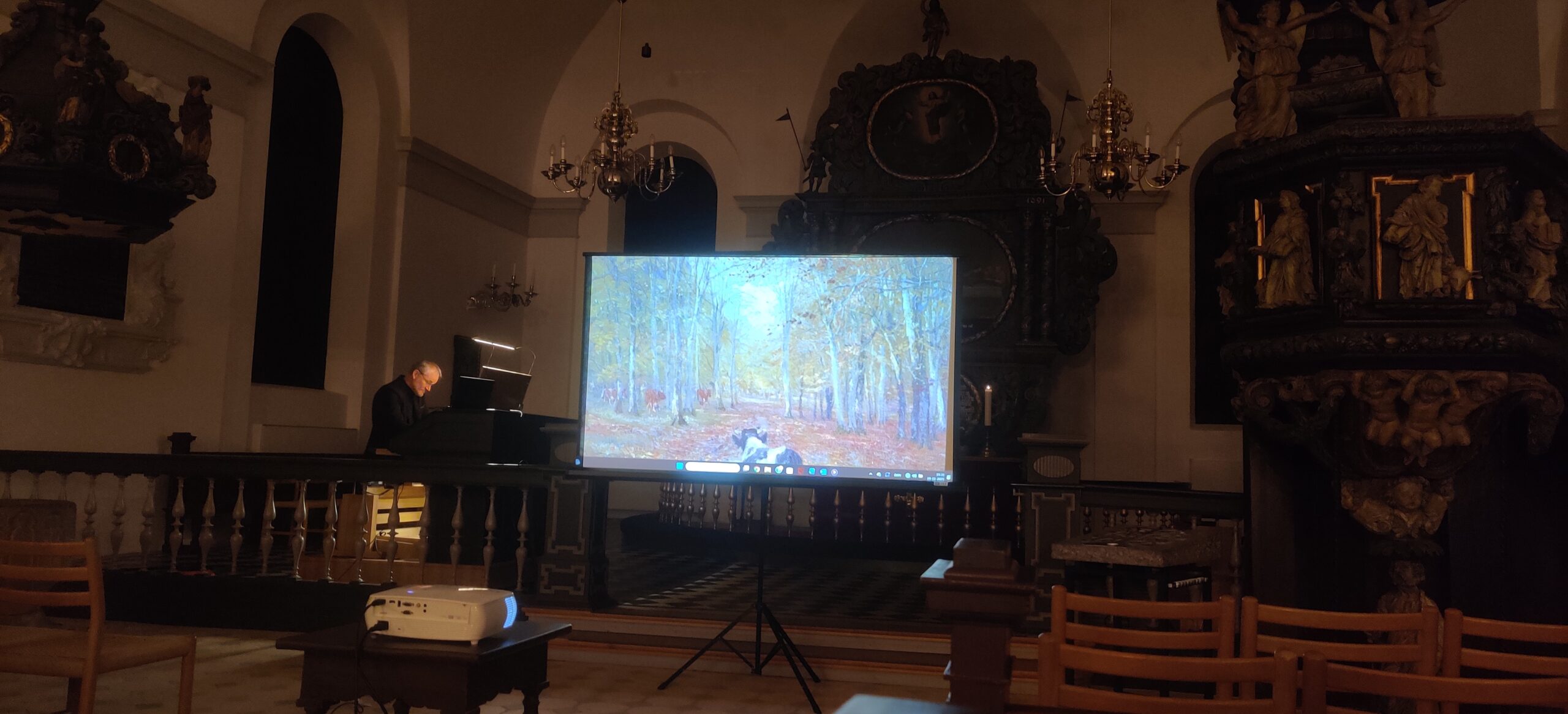 Improvisation, billeder og et orgel i fri dressur