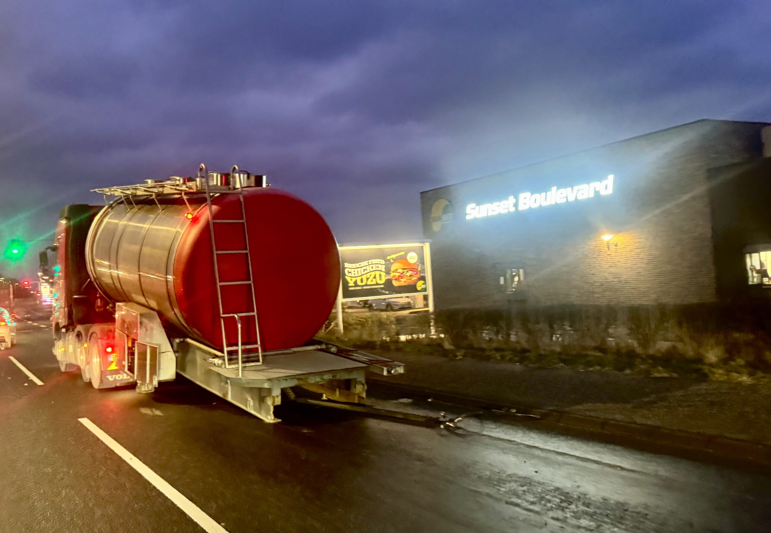 Lastbil havareret ved Sunset på Strandvejen